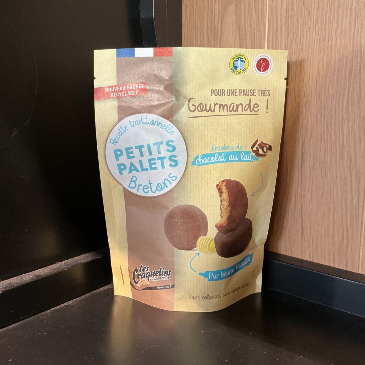 Petits palets bretons enrobés de chocolat au lait — produit artisanal du terroir français, Origine France